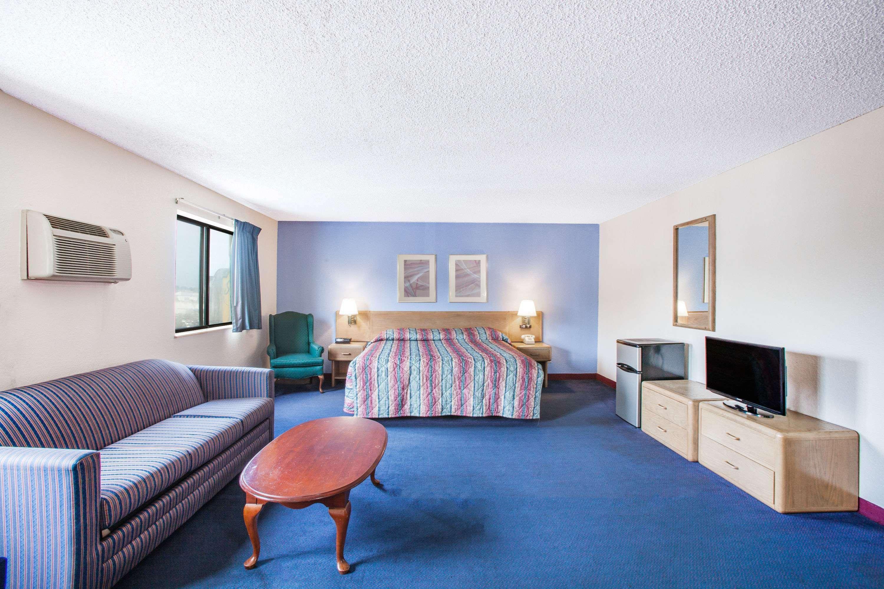 Hotel Super 8 By Wyndham Hot Springs Exterior foto