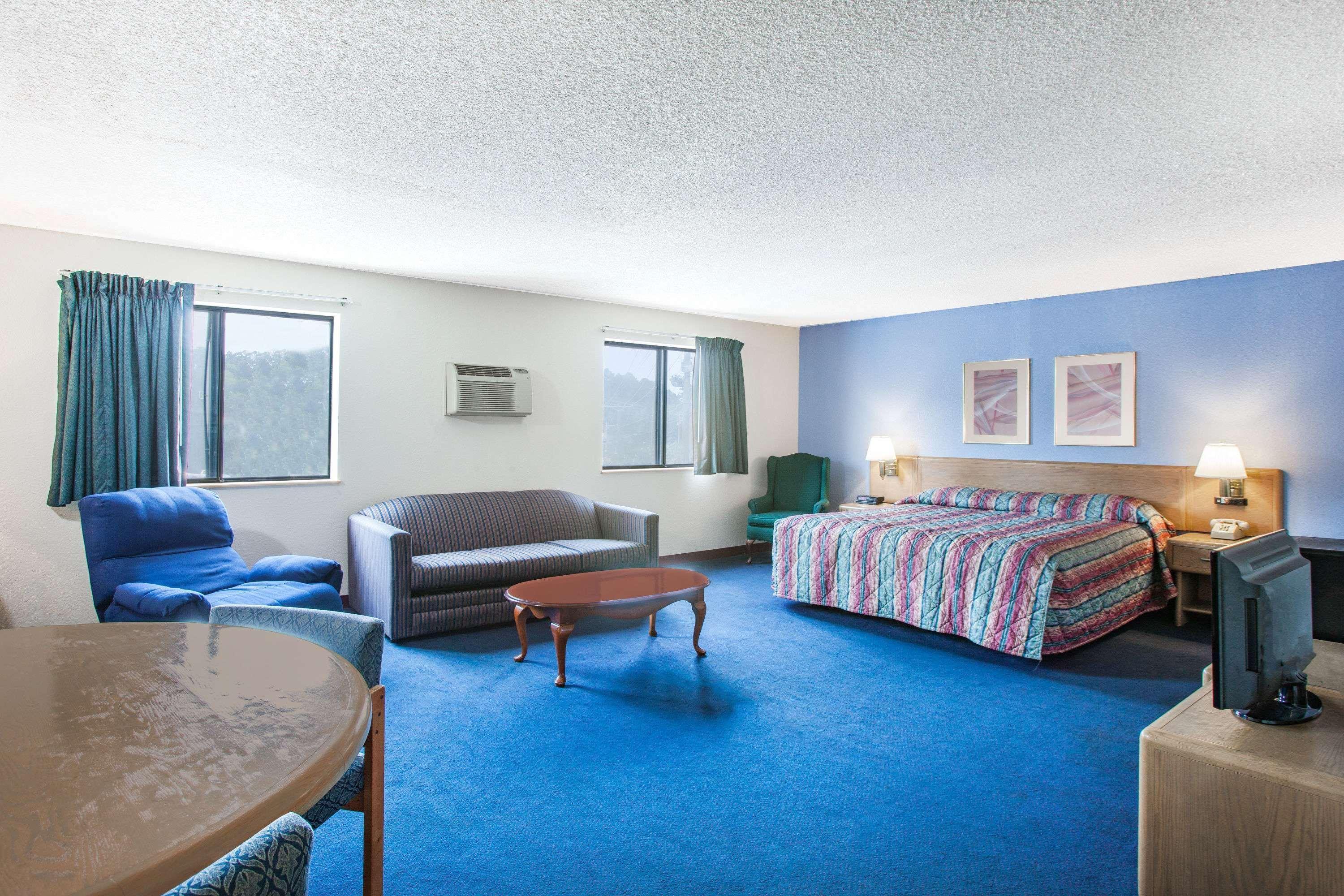 Hotel Super 8 By Wyndham Hot Springs Exterior foto