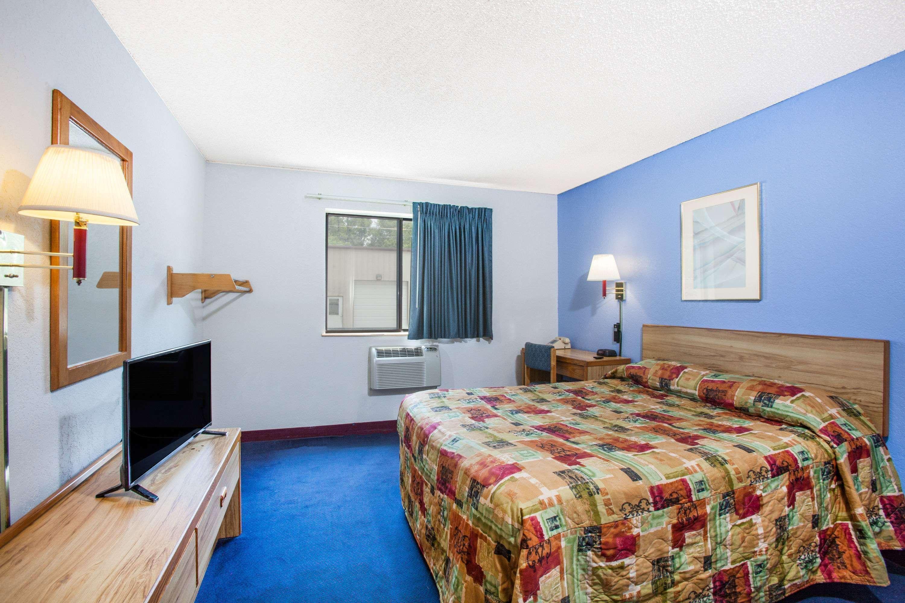 Hotel Super 8 By Wyndham Hot Springs Exterior foto