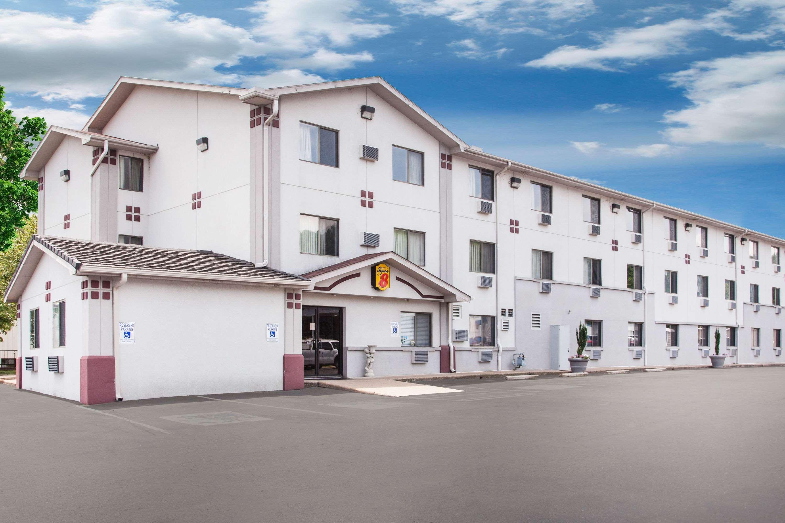 Hotel Super 8 By Wyndham Hot Springs Exterior foto