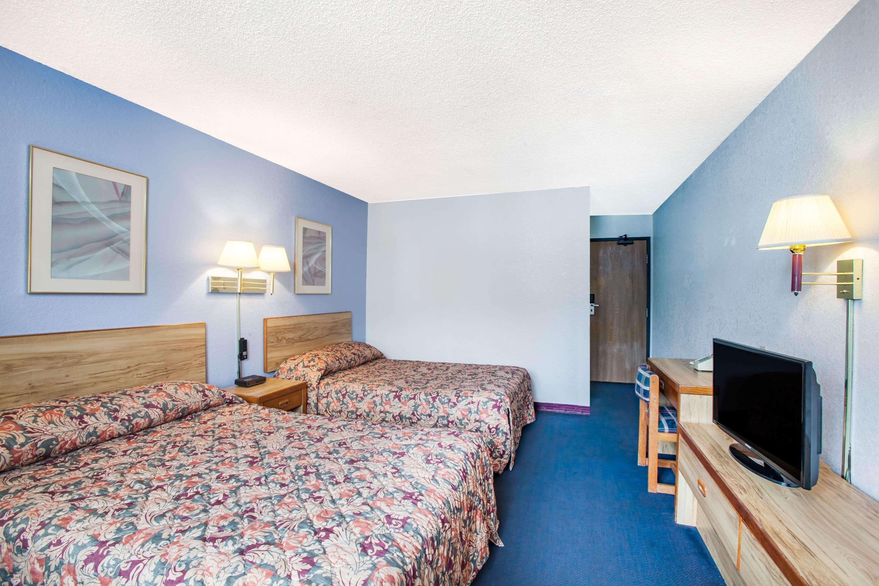 Hotel Super 8 By Wyndham Hot Springs Exterior foto