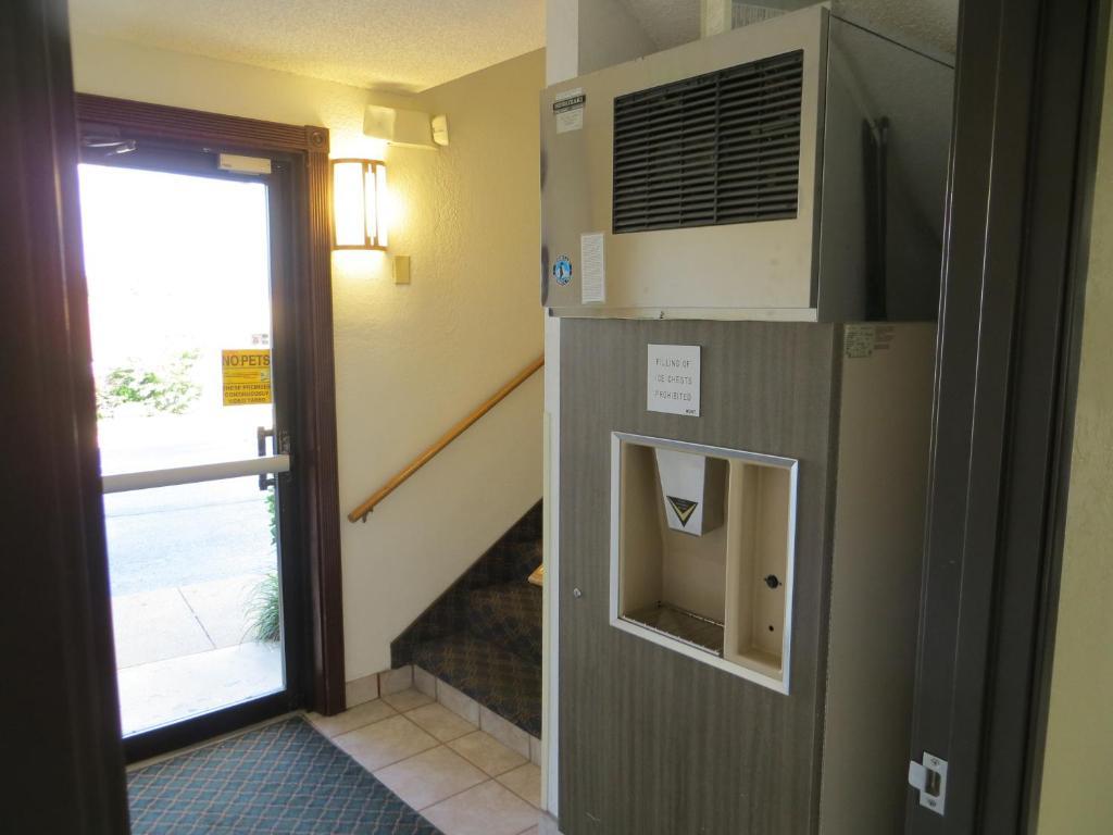 Hotel Super 8 By Wyndham Hot Springs Exterior foto