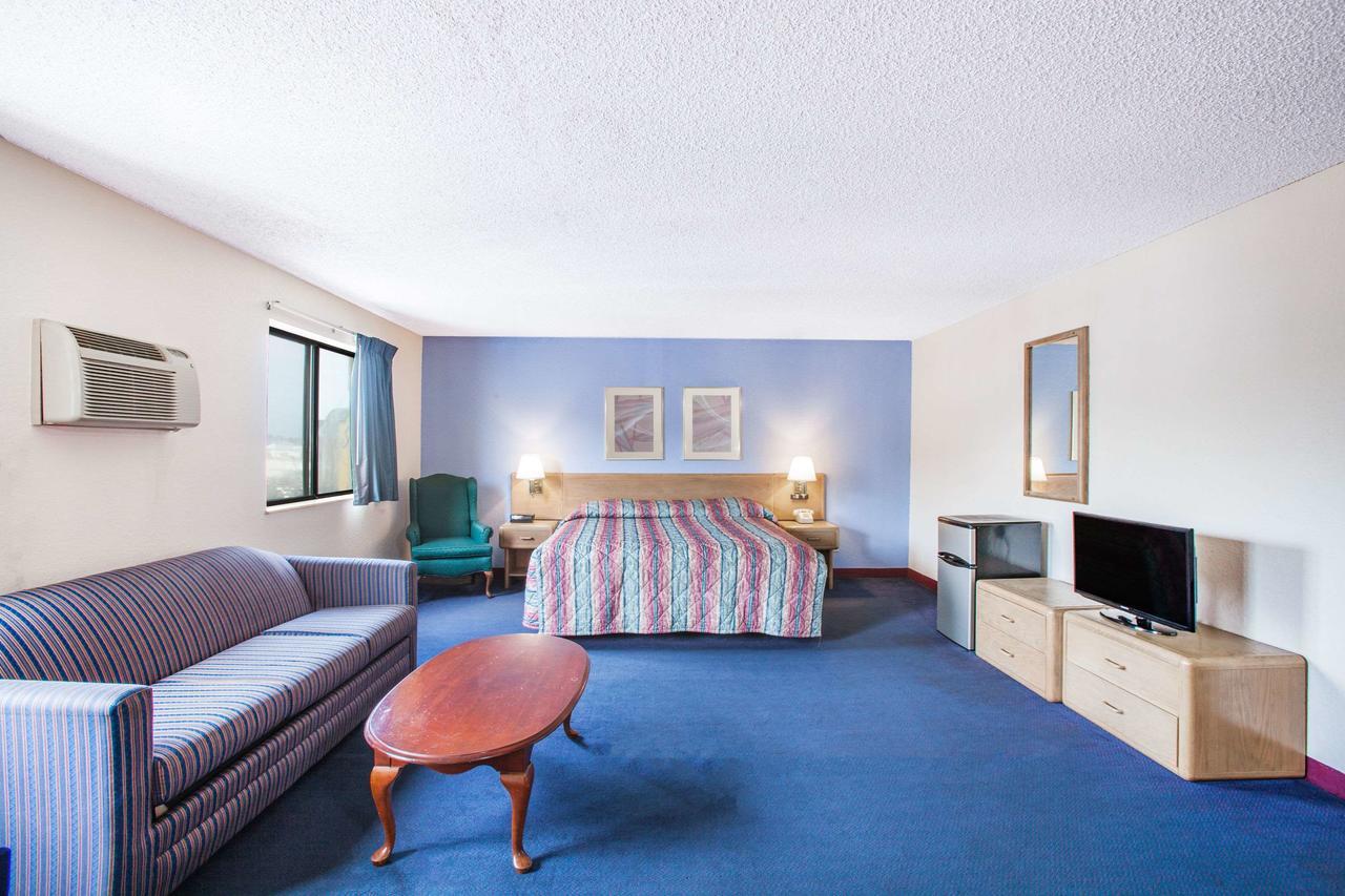 Hotel Super 8 By Wyndham Hot Springs Exterior foto