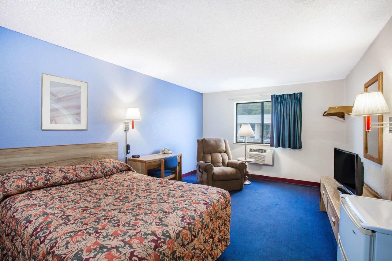 Hotel Super 8 By Wyndham Hot Springs Exterior foto